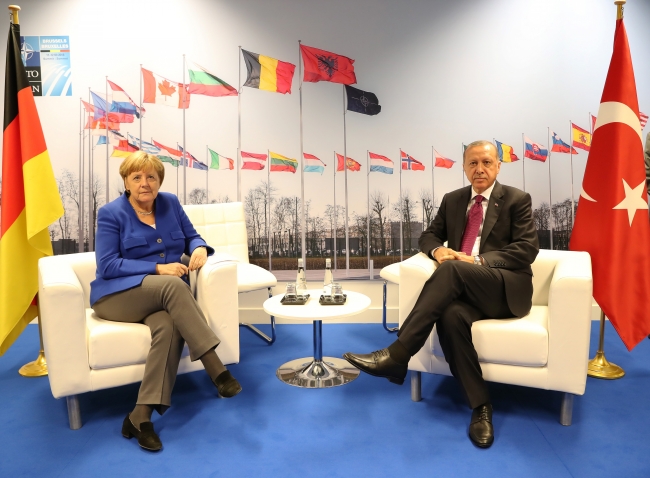 NATO Zirvesi'nde Macron ve Trump'tan Cumhurbaşkanı Erdoğan'a yakın ilgi